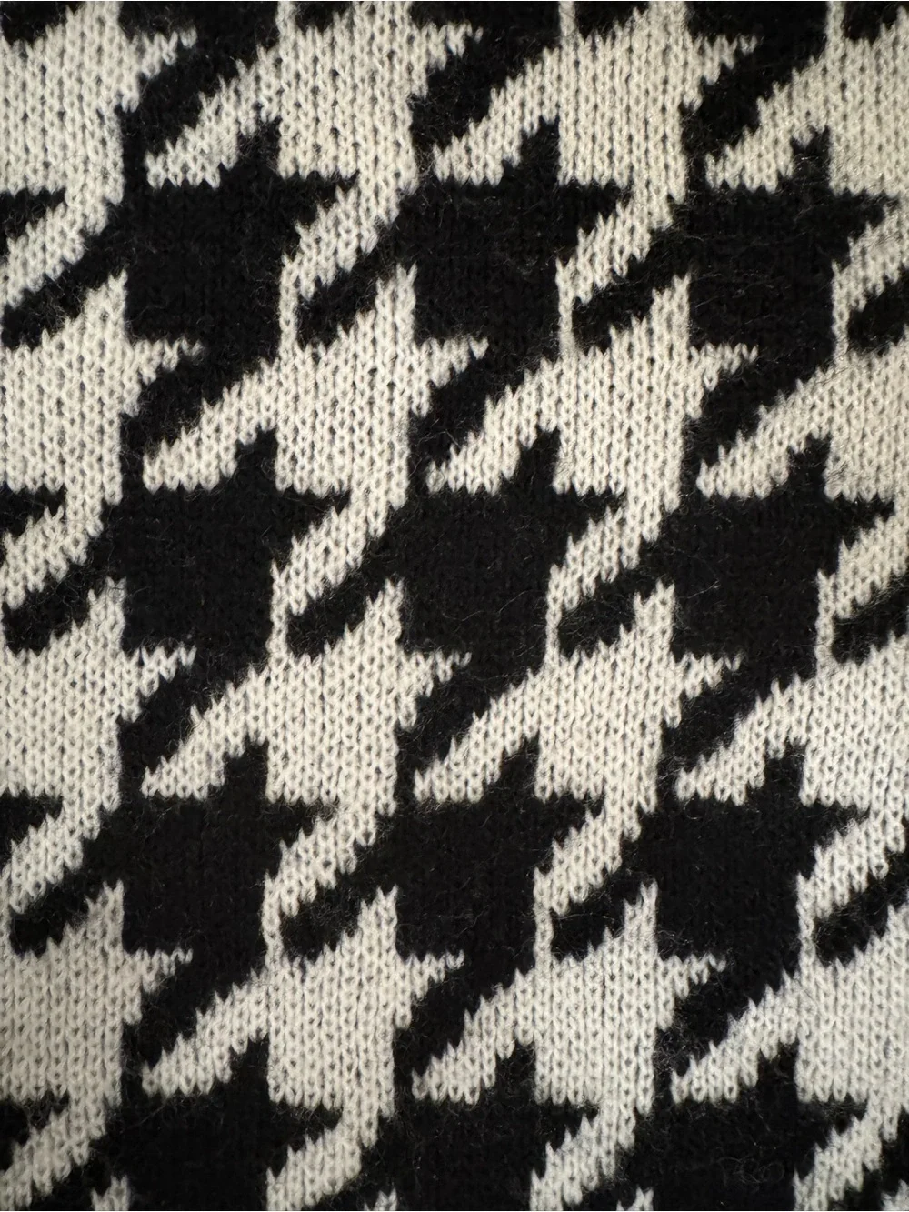 Evereve Black & White Houndstooth V‑Neck Sweater Vest